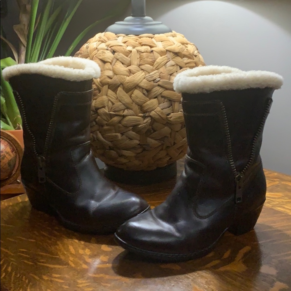 Born brown boots with fur lining and trim